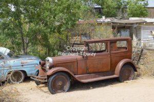 Route_66_old_timer_cars_Hackberry_general_store_Hackberry_AZ_USA
