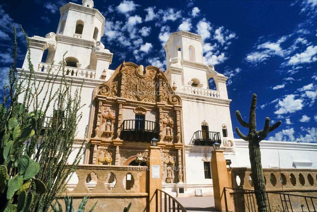 church_mission_San_Xavier_del_Bac_Tucson_arizona_USA